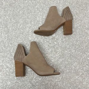 Antonio melani boho tan leather laser cut peep toe booties SZ 6 | boho western